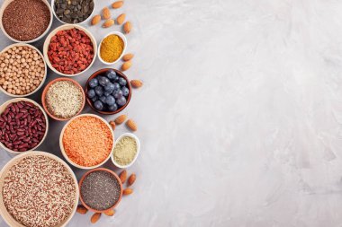 Çeşitli superfoods goji meyveleri, quinoa, chia, kenevir tohumu, keten tohumu, nohut, yulaf, badem, yaban mersini, curcuma, matcha ve lantils. Vegan, vejetaryen sağlıklı beslenme diyet organik ürünler kavramı