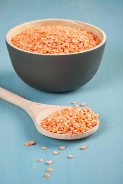 Lif ve protein kırmızı mercimek zengin kaynağıdır. Sağlıklı gıda kavramı. Vegan, vejetaryen diyet dengeli.