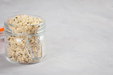 Kenevir tohumu sağlıklı yağlar, bitkisel kökenli protein ve çeşitli mineraller açısından zengin. Sağlıklı gıda kavramı. Vejeteryan, vejeteryan diyet kalp hastalığı Risk azaltma