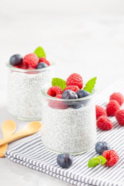 Chia puding taze meyveleri ve badem sütü. Superfood kavramı. Vegan, vejetaryen ve organik ürünleri ile sağlıklı beslenme diyet