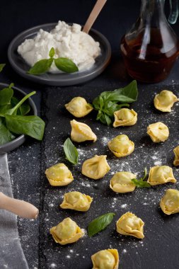 İtalyan makarna ıspanak ve ricotta tablo ile