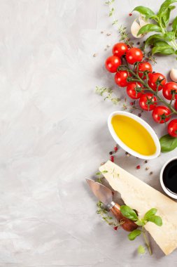 Demet taze fesleğen, domates, parmesan peyniri, sarmısak ve zeytin yağı - İtalyan mutfağının geleneksel madde