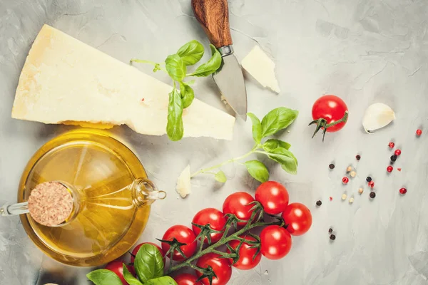 Bund Frisches Basilikum Tomaten Parmesan Knoblauch Und Olivenöl Traditionelle Zutat — Stockfoto