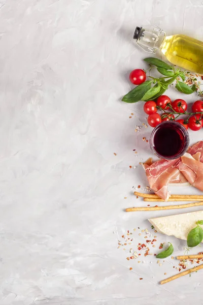 Bund Frisches Basilikum Tomaten Parmesan Schinken Und Olivenöl Traditionelle Zutat — Stockfoto