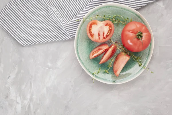 Tomates Orgánicos Rosados Sobre Plato Verde — Foto de Stock