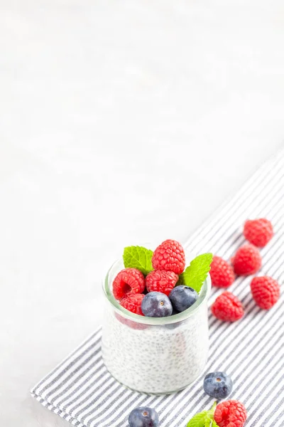 新鮮な果実とアーモンド ミルク嘉プリン スーパー フードの概念 ビーガン ベジタリアンとオーガニックな健康的な食事食事 — ストック写真