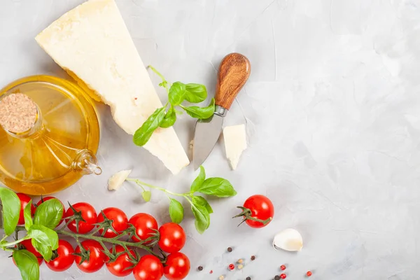 Bund Frisches Basilikum Tomaten Parmesan Knoblauch Und Olivenöl Traditionelle Zutat — Stockfoto