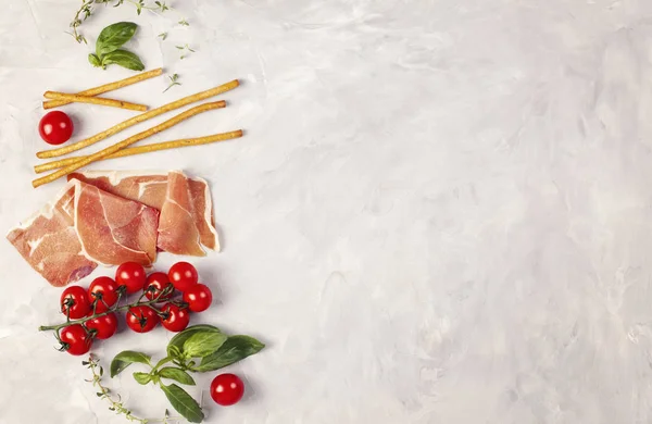 Frisches Basilikum Tomaten Schinken Und Grissini Traditionelle Italienische Vorspeisen — Stockfoto