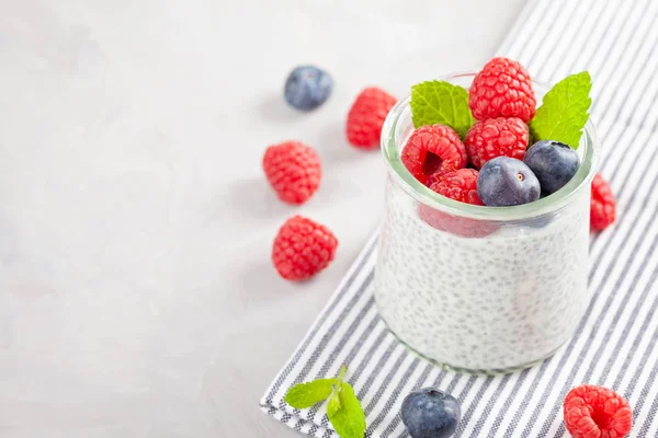 新鮮な果実とアーモンド ミルク嘉プリン スーパー フードの概念 ビーガン ベジタリアンとオーガニックな健康的な食事食事 — ストック写真
