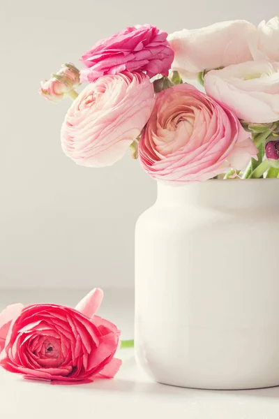 Buquê Flores Ranúnculo Rosa Branco — Fotografia de Stock