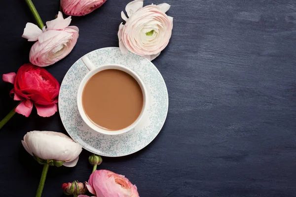 Vista Superior Para Flores Rosa Xícara Café Com Leite — Fotografia de Stock