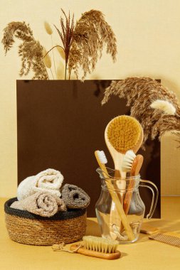 Sonbahar bitkileri ve sıfır atık banyo teçhizatı ile arka plan p