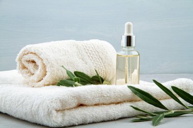 Serum, havlu ve güzellik ürünleri ile spa ve sağlıklı yaşam kompozisyonu.