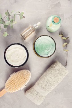 Gri arkaplan ve üst görünümde çeşitli spa ile ilgili nesneler