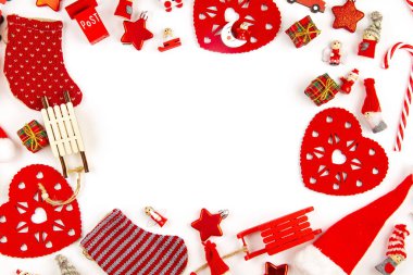 Beyaz b 'nin üzerinde ahşap süslemeler olan Noel kompozisyonu