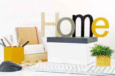 Ofis konsepti saksılarda ve ofis malzemelerinde çiçekler.