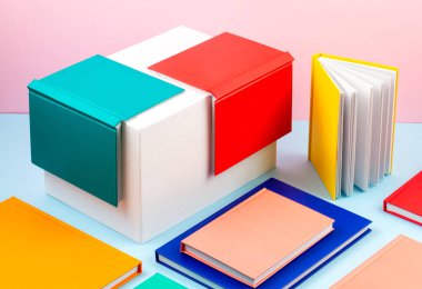 Mavi pastel arka planda renkli defterler var. Modern soyut çalışma alanı