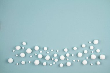 Kırmızı arkaplanda beyaz kar topları