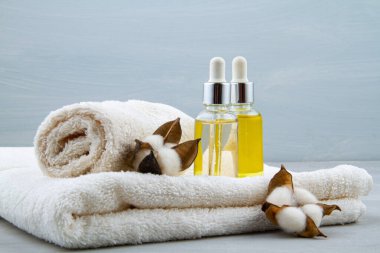 Serum, havlu ve güzellik ürünleri ile spa ve sağlıklı yaşam kompozisyonu.