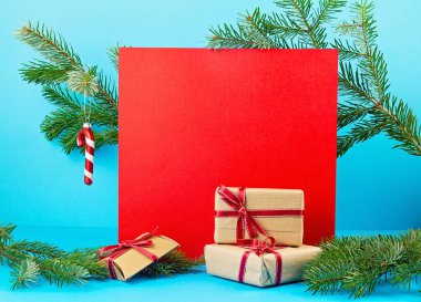 Noel süslemeleri, çam ağaçları, hediyeler... 