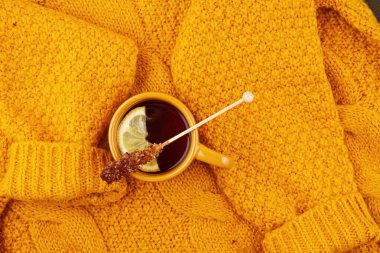 Düz sonbahar kompozisyonu, çay ve sıcak yün bir kazak.