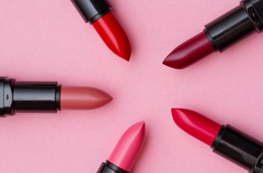 Çeşitli ruj koleksiyonu