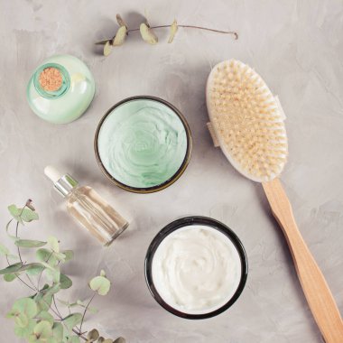 Gri arkaplan ve üst görünümde çeşitli spa ile ilgili nesneler