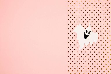 Pembe arka planda hayaletler olan Cadılar Bayramı dekorasyonunun en üst görüntüsü. Parti, davetiye, cadılar bayramı süsü.