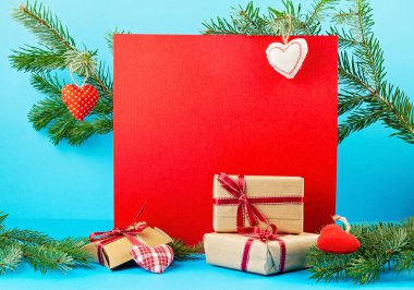 Noel süslemeleri, çam ağaçları, hediyeler... 