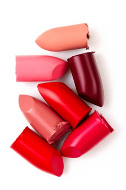 Kırık ruj koleksiyonu beyaz arka planda. Makyaj sanatçısı, güzellik salonu, güzellik blogu konsepti