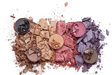 Beyaz arka planda ezilmiş göz farı. Makyaj sanatçısı, güzellik salonu, güzellik blogu