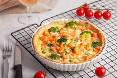 Kerevitli ev yapımı Fransız turtası ve krema ve yumurta dolu brokoli.. 