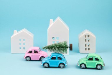 Küçük oyuncak araba çatıda noel ağacı taşıyor. Sessel tatiller, tebrik kartları