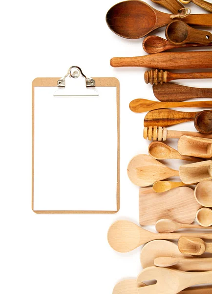 Sammlung von Kochutensilien aus Holz auf weißem Hintergrund — Stockfoto