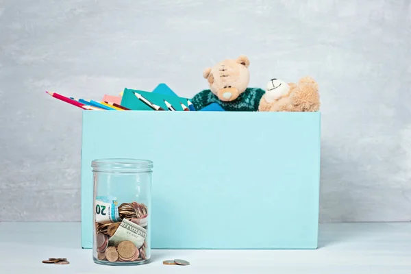 Монеты, банкноты в банке и коробке с пожертвованиями — стоковое фото