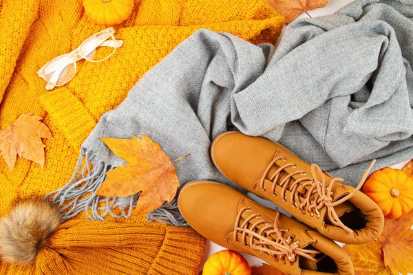 Composición plana de otoño con hojas de otoño, calabazas, botas y una bufanda de lana caliente y suéter —  Fotos de Stock