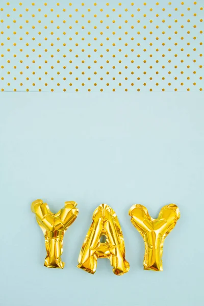 Letras infladas yay ove o fundo pastel com bolinhas douradas. Festa, celebração, feriados — Fotografia de Stock