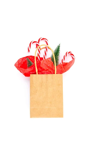 İçinde Noel hediyeleri, Noel ağacı ve süslemeleri olan kağıt torba. — Stok fotoğraf