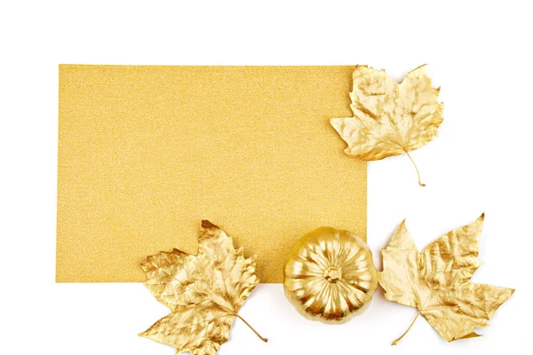 Thanksgiving eller Halloween gratulationskort eller inbjudan med gyllene pumpa och fest objekt, fladdermöss, overhead view. Håna upp, platt låg — Stockfoto