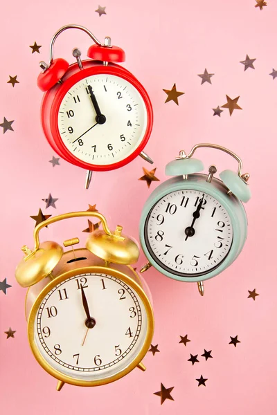 Verzameling van heldere kleurrijke alarm klokken over de roze achtergrond — Stockfoto