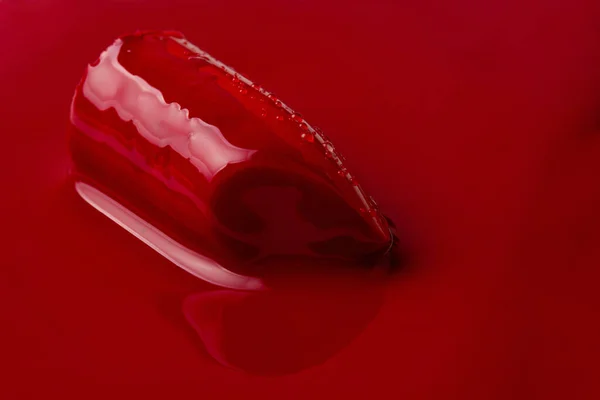 Törött vörös rúzs. Smink művész, szépség szalon, szépség blog — Stock Fotó