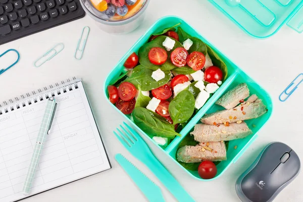 Portate via il cestino del pranzo con insalata fresca e tonno sulle offi — Foto Stock