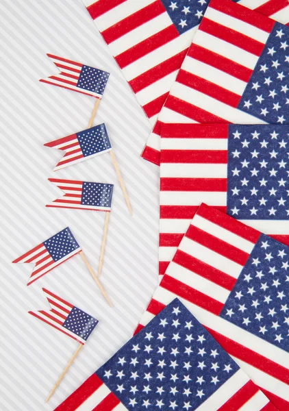 Decoração de mesa festiva com acessórios com bandeiras americanas — Fotografia de Stock