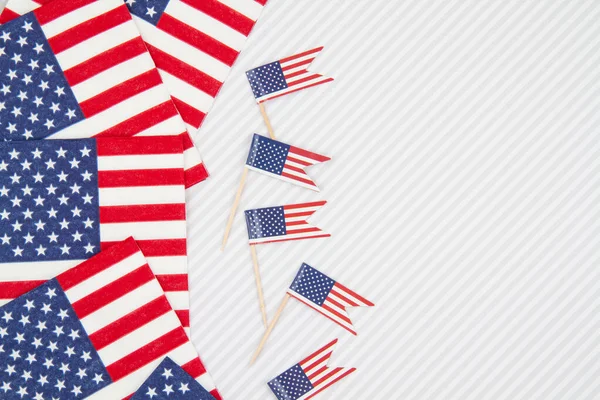 Festliche Tischdekoration mit Accessoires mit amerikanischen Flaggen — Stockfoto