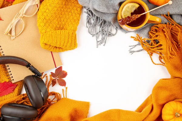 Sonbahar kompozisyonu sonbahar yaprakları, sıcak bir fincan çay ve sıcak yün turuncu bir kazak. — Stok fotoğraf