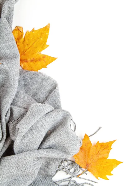 葉と暖かいウールのスカーフで平らなレイアウト秋の組成物 — ストック写真