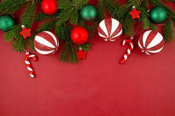 Karácsonyi dekoráció karácsonyi díszek, fenyő fa, ajándékok — Stock Fotó