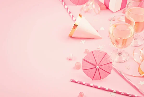 Accesorios de fiesta para niñas sobre el fondo rosa — Foto de Stock