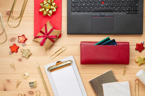 Laptop, karty kredytowe, torebka i świąteczne dekoracje. Zakupy online Boże Narodzenie, kupowanie prezentów — Zdjęcie stockowe