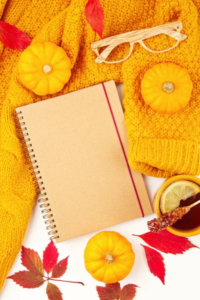 Flat lay autumn composition with fall leaves, hot cup of tea and a warm woolen orange sweater — Stock Photo, Image